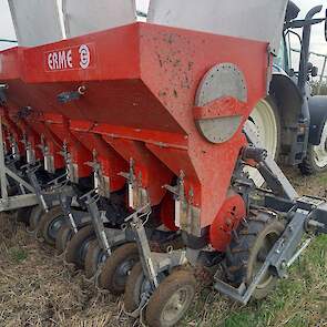 De plantmachine van Erme plant in één werkgang drie bedden van 1,5 meter. En daarmee gaat het planten lekker vlot, zegt Lodders. „Vroeger hadden we een machine die één bed deed. Met drie bedden kun je heel wat werk verzetten op een dag.”