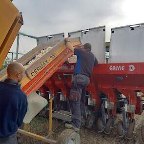 De plant- en rooimachine worden inclusief bemensing geleverd door Gourmet.  Ook de trekker, van loonbedrijf Sturm uit de Wieringermeer, wordt door Gourmet geleverd. Het is pneumatische plantmachine; hij zuigt de knoflooktenen aan aan de schijven. „Hij maa