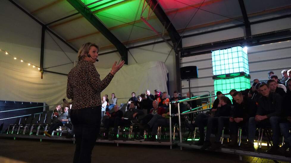 Lianne Veenstra zet akkerbouwers en loonwerkers op de tribune aan om over hun eigen toekomst na te denken.