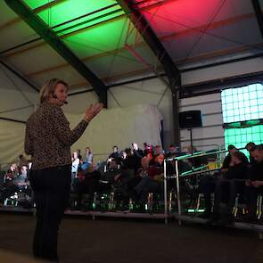 Lianne Veenstra zet akkerbouwers en loonwerkers op de tribune aan om over hun eigen toekomst na te denken.