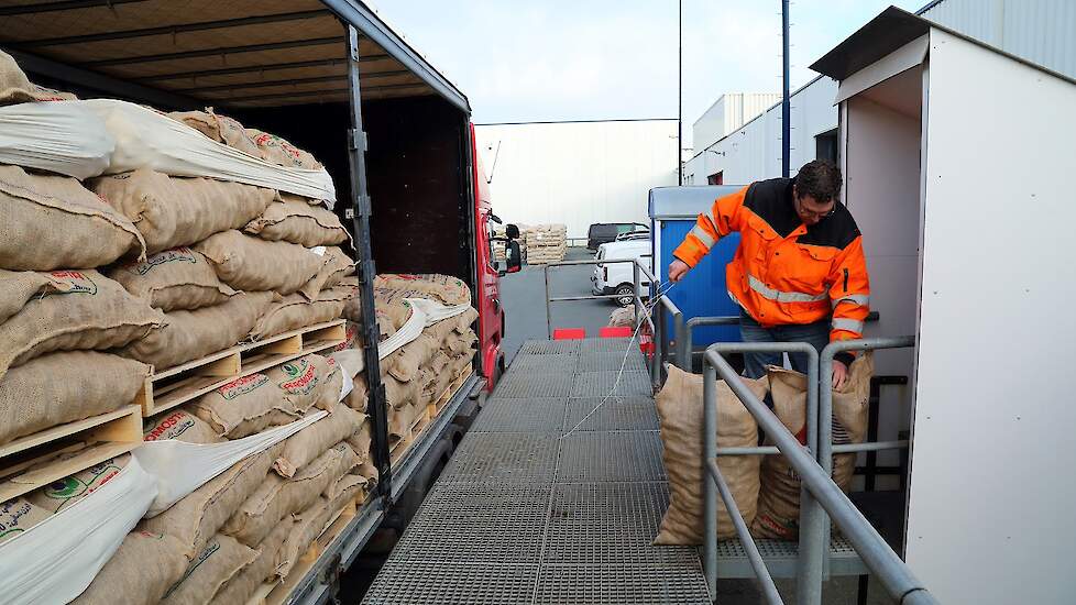 Maar voor er geladen kan worden, moeten de partijen worden goedgekeurd. Per vrachtwagen worden enkele zakken geselecteerd voor controle.