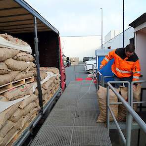 Maar voor er geladen kan worden, moeten de partijen worden goedgekeurd. Per vrachtwagen worden enkele zakken geselecteerd voor controle.