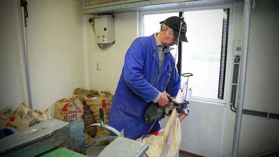 Na de controle worden de aardappelen weer opgezakt en wordt de zak dichtgenaaid. Is de partij goedgekeurd, dan gaan de zakken terug naar de betreffende partij.