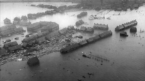 Luchtfoto van het overstroomde dorp Oude Tonge op Goeree-Overflakkee tijdens de Watersnoodramp van 1953. Foto gemaakt vanuit een U.S. Army helicopter.