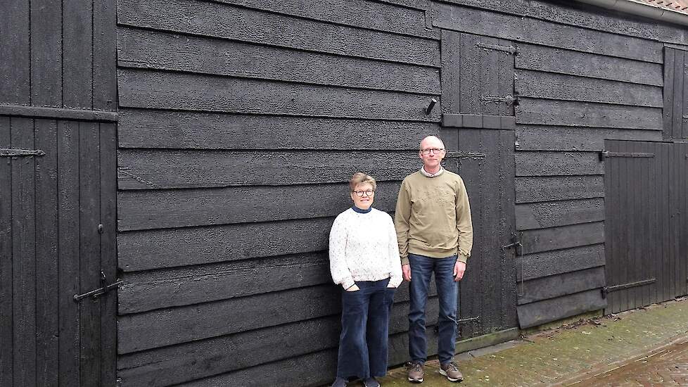 Piet Jan van Langeraad en Ellen Bentlage voor de vlasschuur in de Zuidstraat in Dreischor.