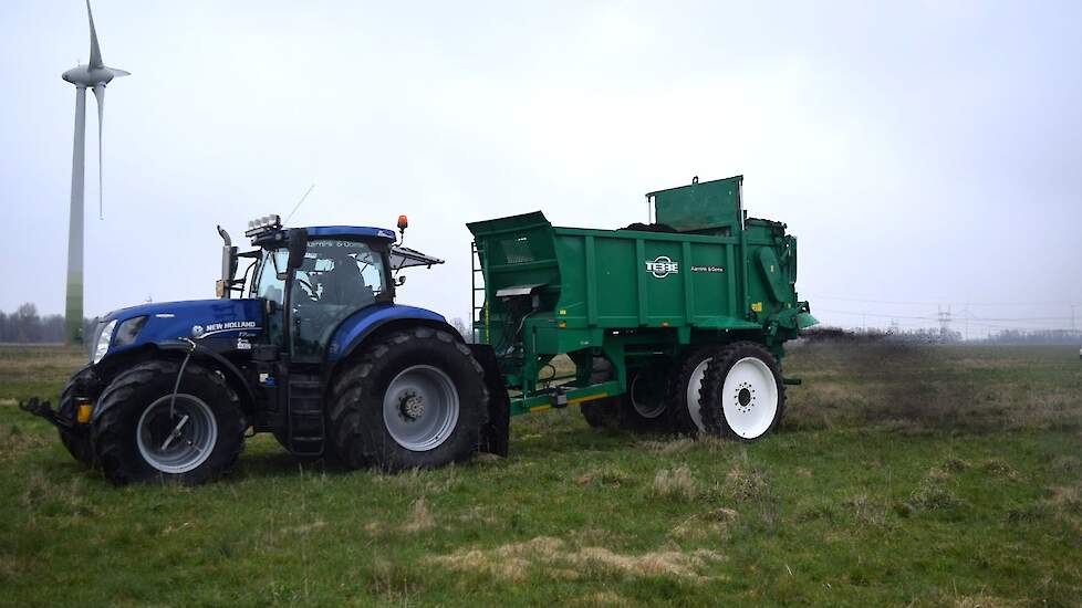 Ook Aarink & Ooms reed met een Tebbe. De bak is korter, maar hoger. De strooier is zowel met brede banden als met dubbele banden uit te rusten. Leeg weegt de kar 7700 kg. De totale combinatie weegt 17,5 ton en heeft met een asdruk van 7400 kg relatief vee