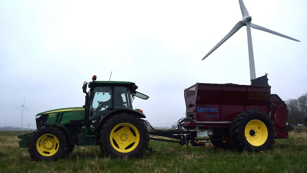 De lichte combinatie van Job Rikken weegt ruim 7 ton, de kar zelf weegt iets meer dan 2600 kg en heeft slechts 40 kg druk op de trekker. Deze kar is in eigen beheer gebouwd. Door het beperkte gewicht is de combinatie bij uitstek geschikt voor het voorjaar