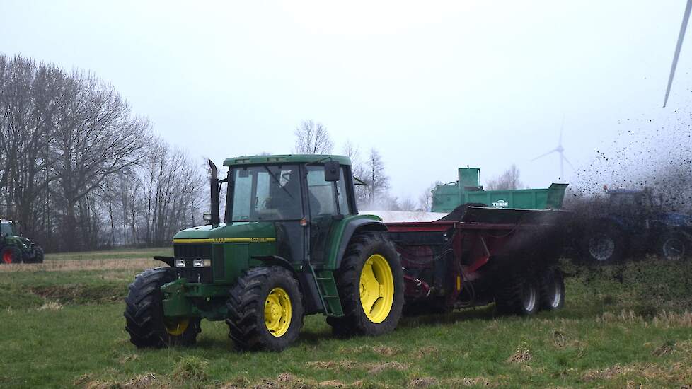 De zijstrooier van Job Rikken wordt voornamelijk gebruikt tijdens het ploegen. Dankzij de strooier aan de zijkant, kan er gestrooid worden over het geploegde land, maar wordt er gereden over het nog ongeploegde perceel. Ook voor groenten- en plantentelers