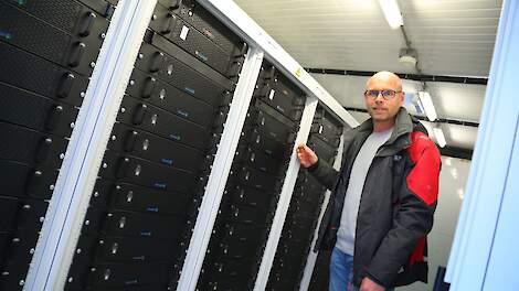 Akkerbouwer Jan Reinier de Jong investeerde in 2015 al in een accupakket van 300 kilowattuur (kWh).