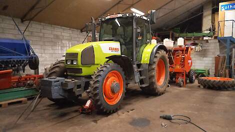 De pootmachine wordt klaargemaakt voor het nieuwe seizoen.