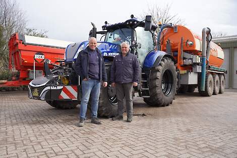 Roy Sloot (links) heeft een loon- en grondverzetbedrijf in Aerdt (Gld). Het loonbedrijf richt zich voornamelijk op de veehouderij (maïs en gras), maar voert ook veel werkzaamheden uit in de akkerbouw (met graan en suikerbieten als belangrijkste gewassen).
