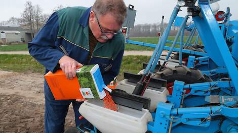 Bieten zaaien bij Mts. Groot Koerkamp in Rutten door Gerrit de Koning van loonbedrijf Van Dun uit Rutten