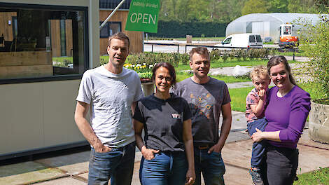 Jan, Romkje, Anne en Ytje (met zoontje Fygo) de Vries (v.l.n.r.) van FARMily: „Het familieaspect is heel belangrijk bij het runnen van ons agrarisch bedrijf.”