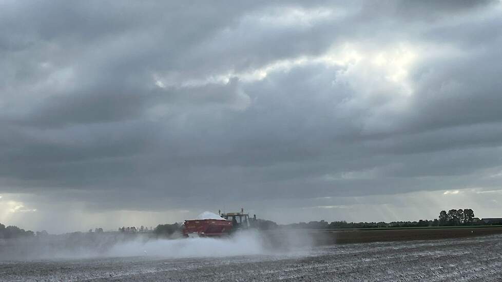 Op kleigronden met een lage calciumbezetting aan het klei/humuscomplex (CEC) levert gips volgens de Groninger akkerbouwer een positieve bijdrage aan de bodemstructuur en de rooibaarheid. „Dit wordt veroorzaakt doordat de calcium uit de gips zich bindt aan