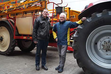 Hans Supèr (links) heeft samen met zijn vrouw Gea en zonen Thomas en Steven een akkerbouwbedrijf in Sibculo (Ov.). Op ca. 50 hectare verbouwen ze zetmeelaardappelen, suikerbieten, wintergerst en zaaiuien. Wout Ballast is teeltspecialist akkerbouw bij Agri