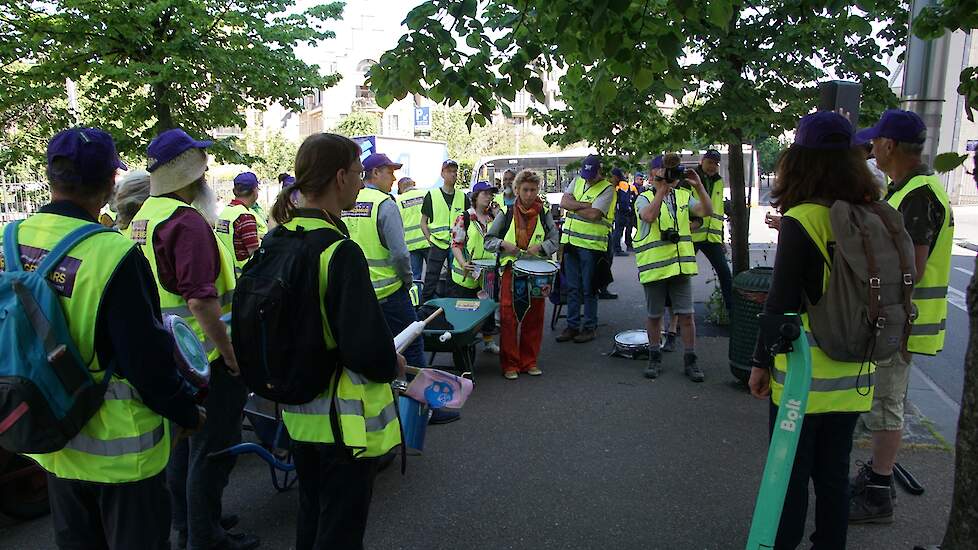Briefing aan de wandelaars van de Kruiwagenmars