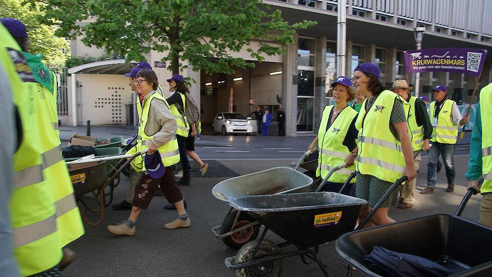 Federaal Parlemenstslid Groen Barbara Creemers met kruiwagen.