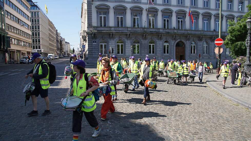Kruiwagenmars muzikanten voorop