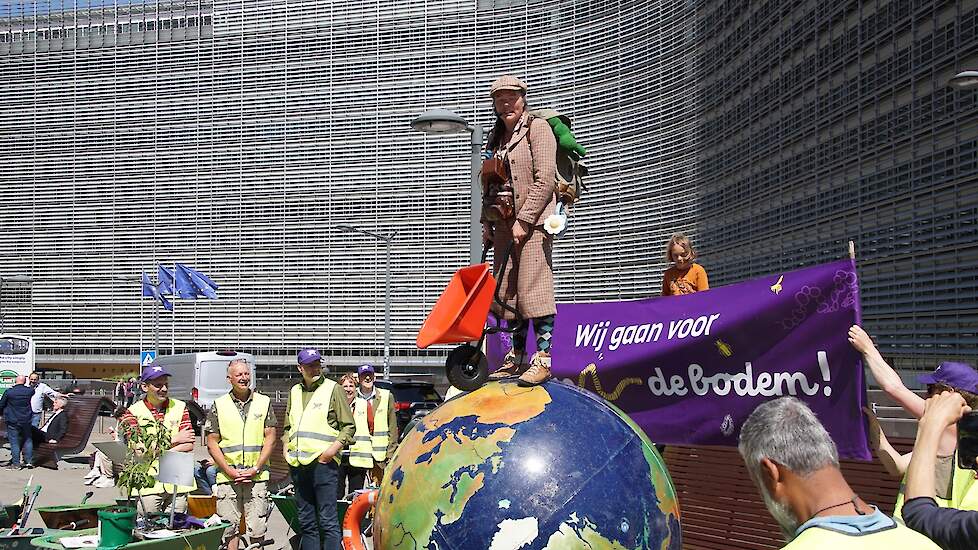 Wereldbol met kruiwagen