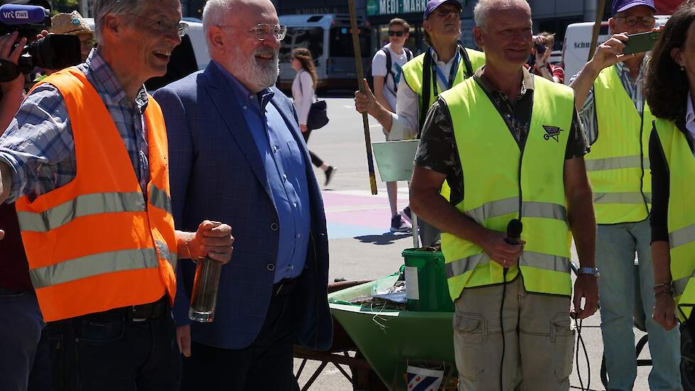 Frans Timmermans tussen de lopers van de Kruiwagenmars van Zundert naar Brussel