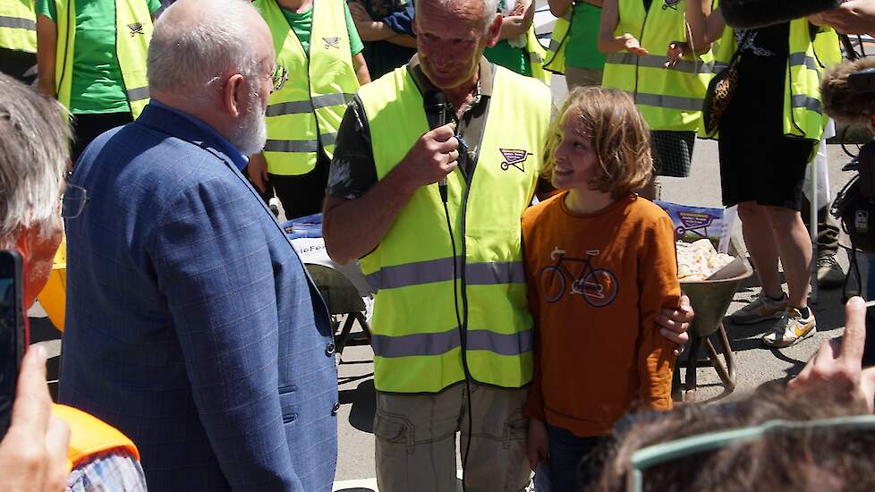 Daan Docx overhandigt het Manifest voor de Levende Bodem.