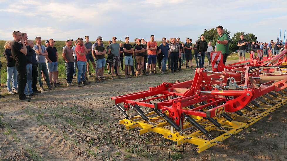 Kruse toonde een 9,20 meter brede precisiewiedeg van APV. De machine heeft dubbele veren die uit een houder komen. Hierdoor zijn de tanden koersvast. Bij het korstenbreken voorkomen ze bovendien dat de tand te ver doorschiet zodra hij door de korst prikt.