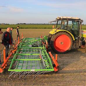 Ontwikkeld in het noorden is deze wiedeg van landbouwmechanisatiebedrijf Geertsema uit Munnekezijl. De machine heeft meer tanden dan de concurrentie (tandafstand 2,2cm) en dat leidde op dit perceel tot een iets fijner resultaat.