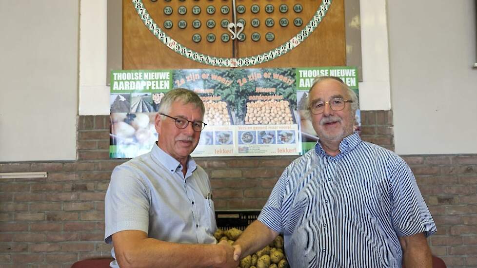 Van Ravenswaaij (rechts), groothandel in groenten en fruit, uit Veenendaal, kocht het eerste kistje aardappelen.