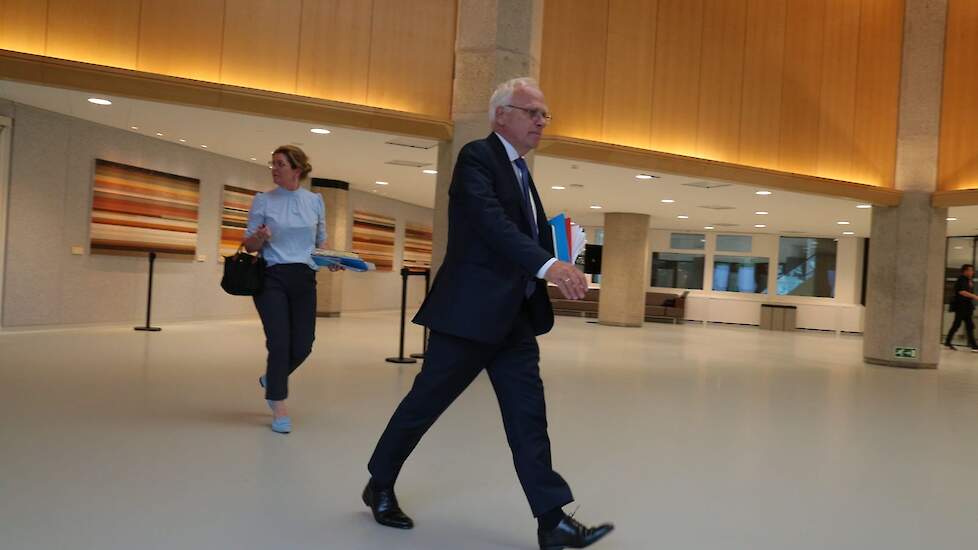 LNV-minister Piet Adema en minister Christianne van der Wal (Natuur & Stikstof) verlaten de Tweede Kamer.