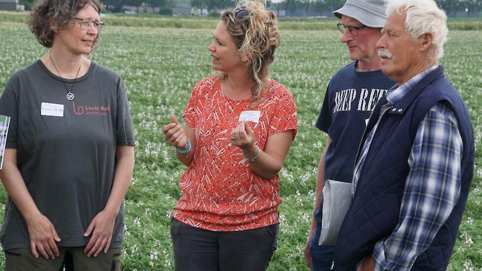 Willemijn Cuijpers (links) van het Louis Bolk Instituut praat met telers Marieke van Beers, Jos Keijzers en Roelf Maarsingh.