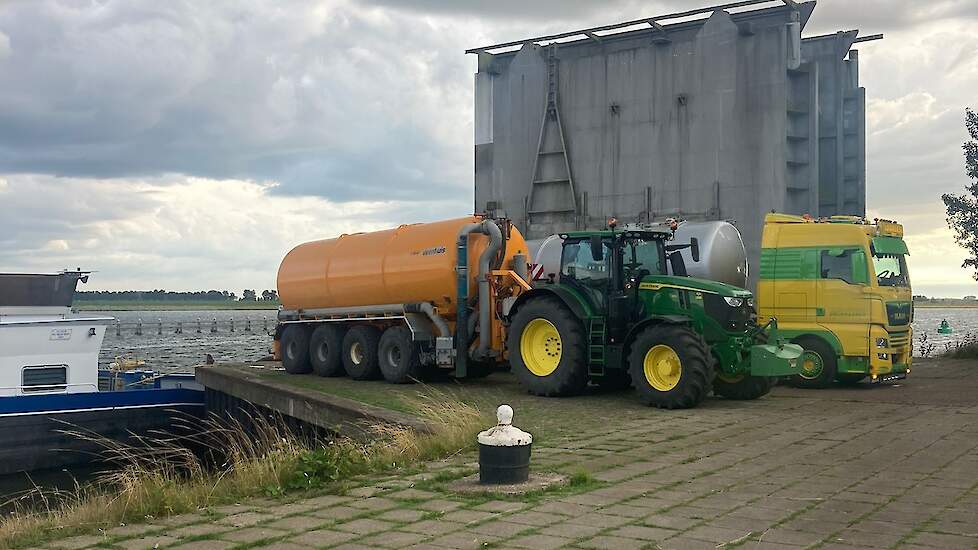 Het is een absolute noodmaatregel, zegt Boot. „Dit kost ons €4 per kuub water. Dat doe je dus niet zo maar. Maar we hebben hier behoorlijk wat wateronderzoek liggen op de proefvelden, dus dan moet je wel water hebben.”