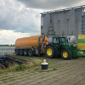 Het is een absolute noodmaatregel, zegt Boot. „Dit kost ons €4 per kuub water. Dat doe je dus niet zo maar. Maar we hebben hier behoorlijk wat wateronderzoek liggen op de proefvelden, dus dan moet je wel water hebben.”