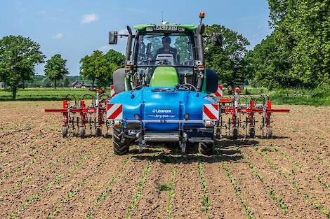 De SprayHub van Lemken bij rijenbespuiting in combinatie met een schoffelmachine.