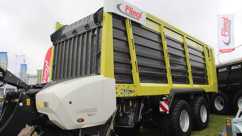 Eind 2022 werd bekend dat Fliegl alle rechten had overgenomen van de Claas Cargo opraap- en transportwagens over. Begin 2022 besloot Claas deze producten uit haar verkoopassortiment te nemen. Fliegl produceert en verkoopt ze nu onder haar eigen naam, daar