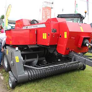 Tussen al de nieuwe machines staan her en der nog opvallende ‘nieuwigheden’. Zo toont Agco de MF 1842S kleine rechthoekige balenpers. Deze beschikt over ‘center-line' waarbij het stro en hooi in een rechte lijn door de machine gaat. Dit werkt als een mini