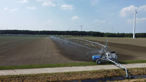 De lineaire pivot van akkerbouwbedrijf Geling meet 430 meter en kan 65 hectare in één keer beregenen.