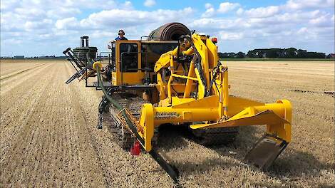 Drainage Noord BV aan het draineren op landbouwgrond in Oudeschans.