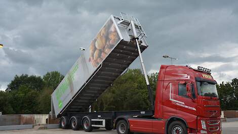 Zetmeelaardappelen worden gestort op het terrein van Avebe in Gasselternijveen.