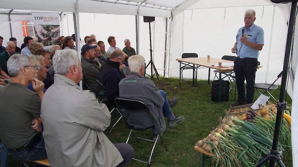 Uitleg in de tent