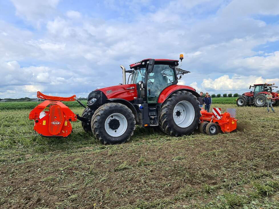 Kuhn klepelmaaier voorop en Kuhn biomulch achterop.