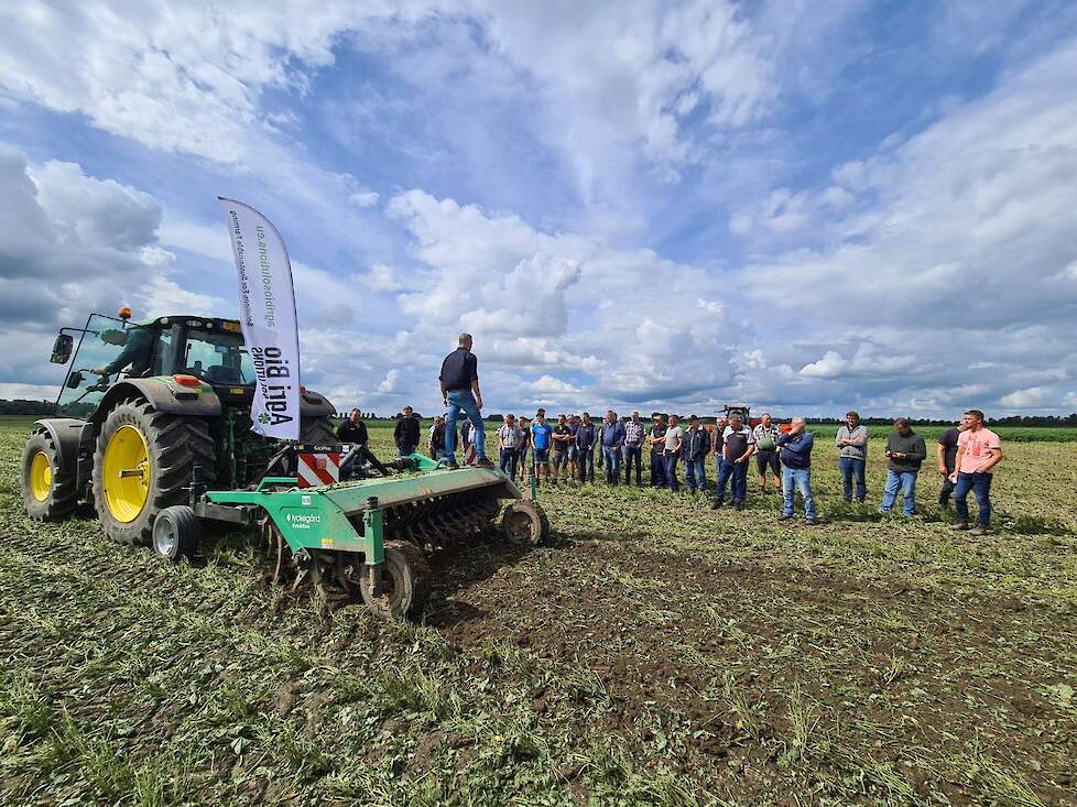 Ondernemers luisteren naar Martin Heerema, die namens Agri Bio Solutions vertelt over het gebruik van de KvickFinn in de stoppel én tegen probleemonkruiden.