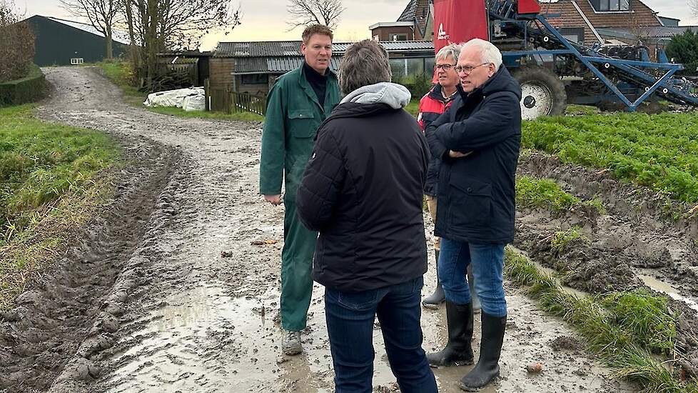 Adema in gesprek met Andries Jensma (groene overall) en Tineke de Vries (op de rug gezien)