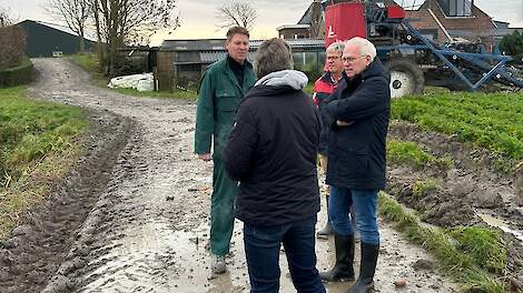 Adema in gesprek met Andries Jensma (groene overall) en Tineke de Vries (op de rug gezien)