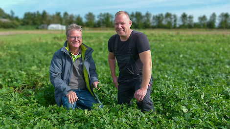 Rolf Scholtens (BASF) en Hans Mencke (akkerbouwer, Valthermond)