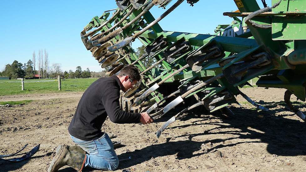 Pieter Taco voert een reparatie uit aan de Amazone Centaur.