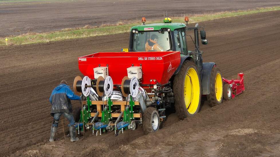 Door het aanleggen van de slangen duurt het uien planten ongeveer een uurtje per hectare langer. 