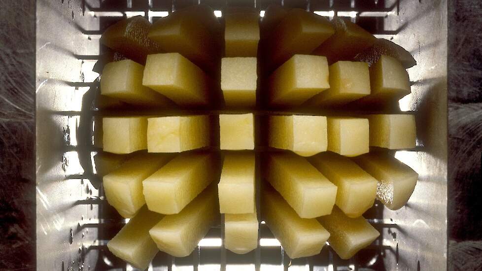 Frites snijden.
