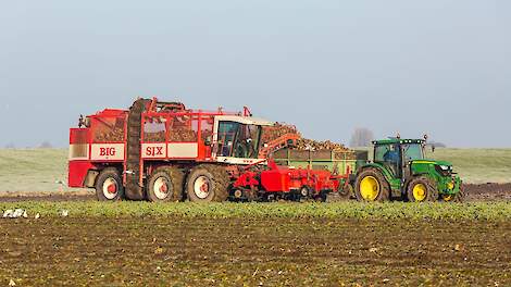 ‘De belangrijkste oorzaak van bodemverdichting is het rijden met zware landbouwmachines op het land.'