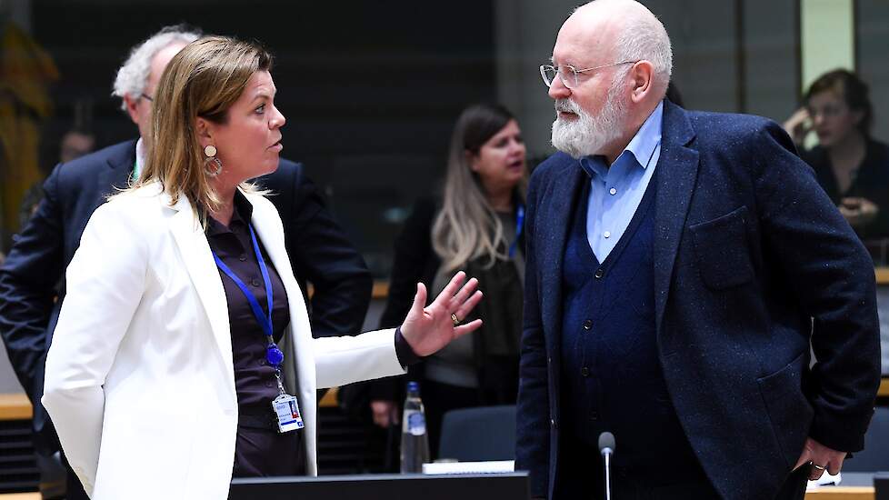Minister Van der Wal in gesprek met toenmalig Europees Commissaris Frans Timmermans