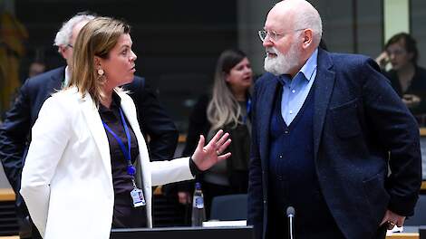Minister Van der Wal in gesprek met toenmalig Europees Commissaris Frans Timmermans